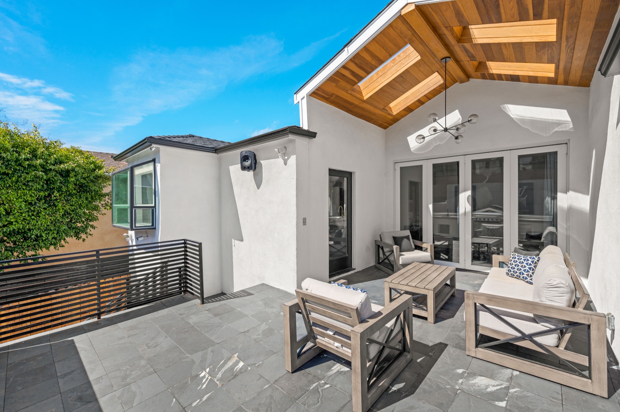 Exterior yard - Almeraris family — New Vision Builders